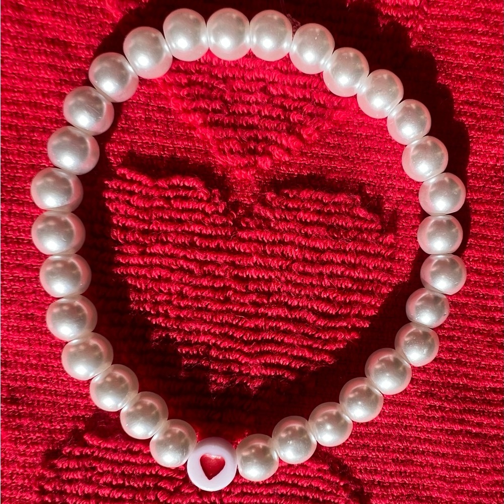 Women hand made beaded bracelet pearl bracelet,with red heart,Elastic band.